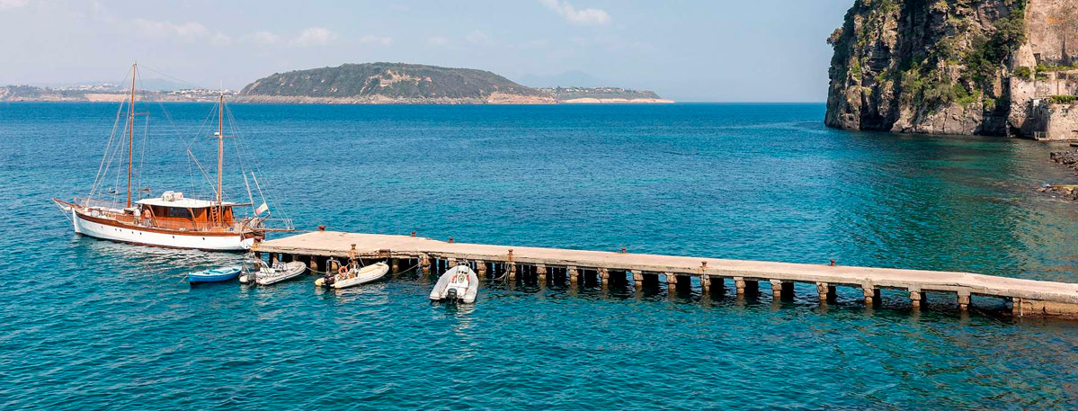 Il pontile di Ischia ponte immerso nel mare blu